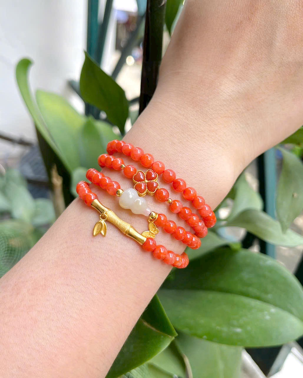 Vòng Mã não Nam Hồng mix charm ngọc Hoà Điền, charm bạc xi vàng (5mm)