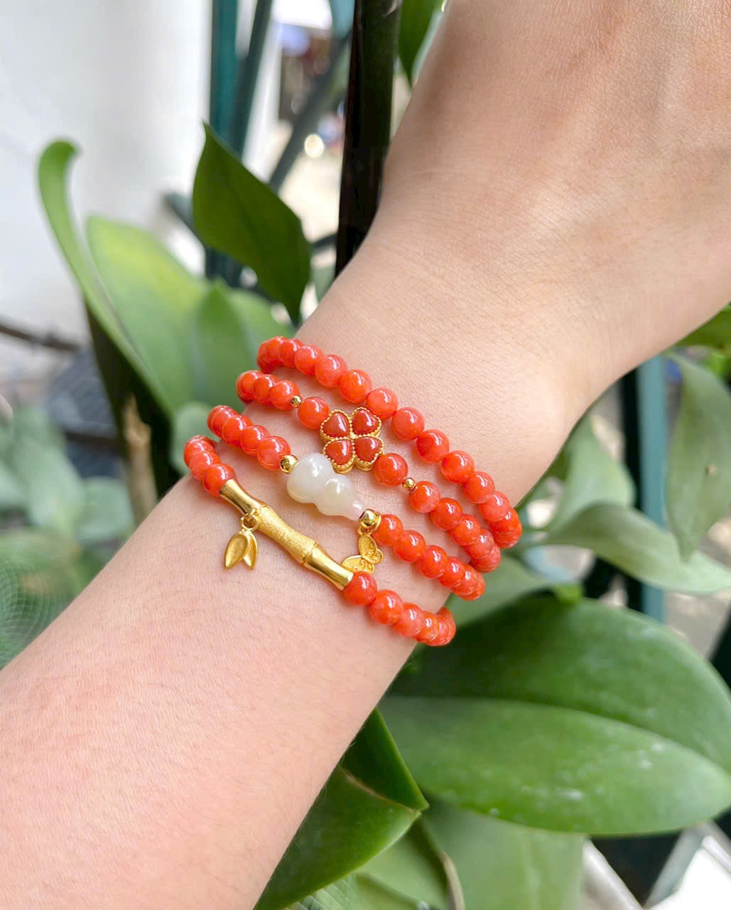 Vòng Mã não Nam Hồng mix charm ngọc Hoà Điền, charm bạc xi vàng (5mm)