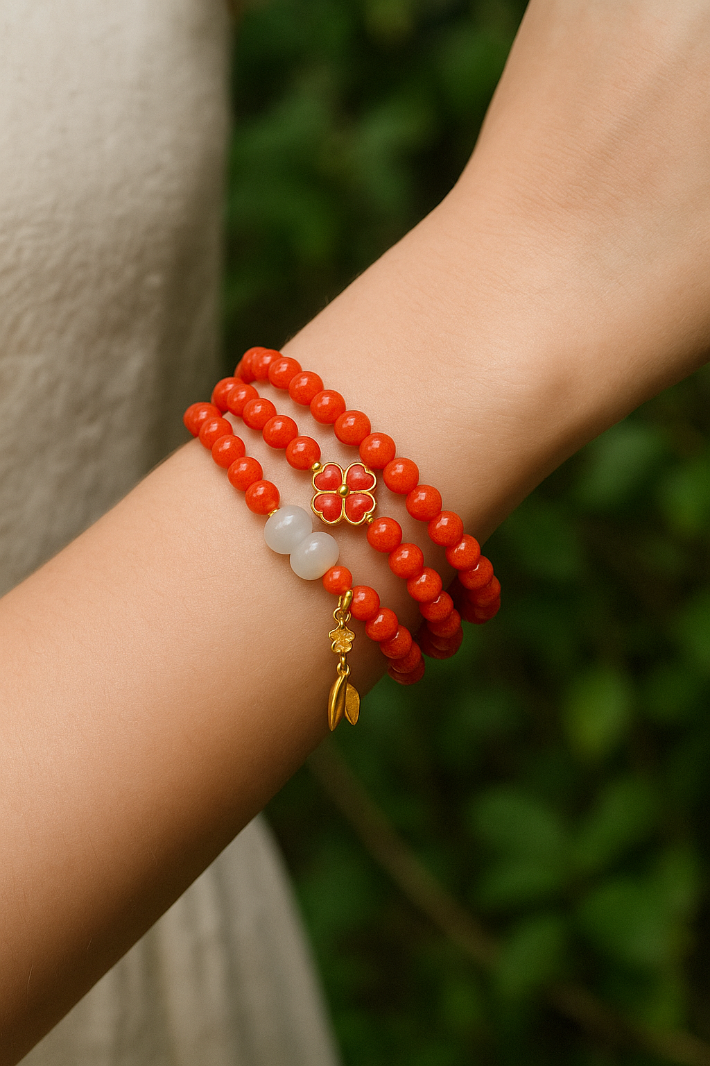Vòng Mã não Nam Hồng mix charm ngọc Hoà Điền, charm bạc xi vàng (5mm)
