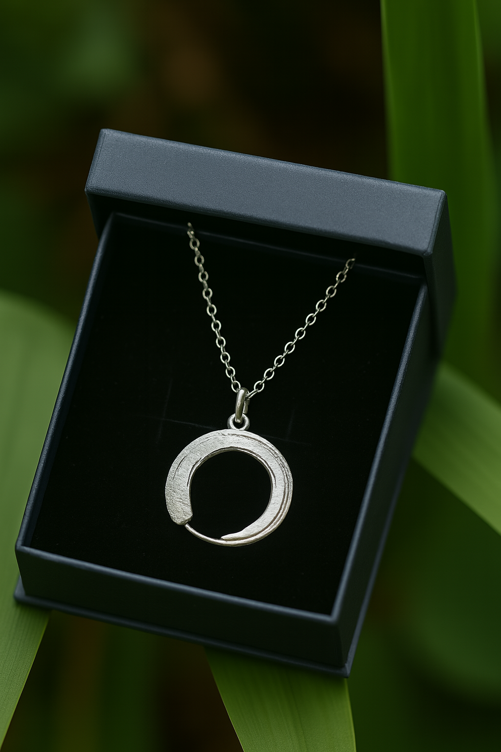 Dây chuyền bạc “Vô”