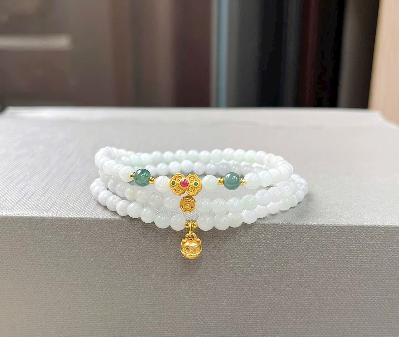 Vòng tay Ngọc Hoà Điền trắng phối charm bạc xi vàng