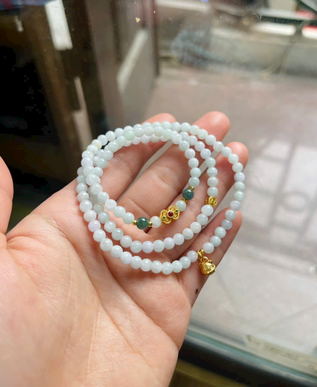 Vòng tay Ngọc Hoà Điền trắng phối charm bạc xi vàng