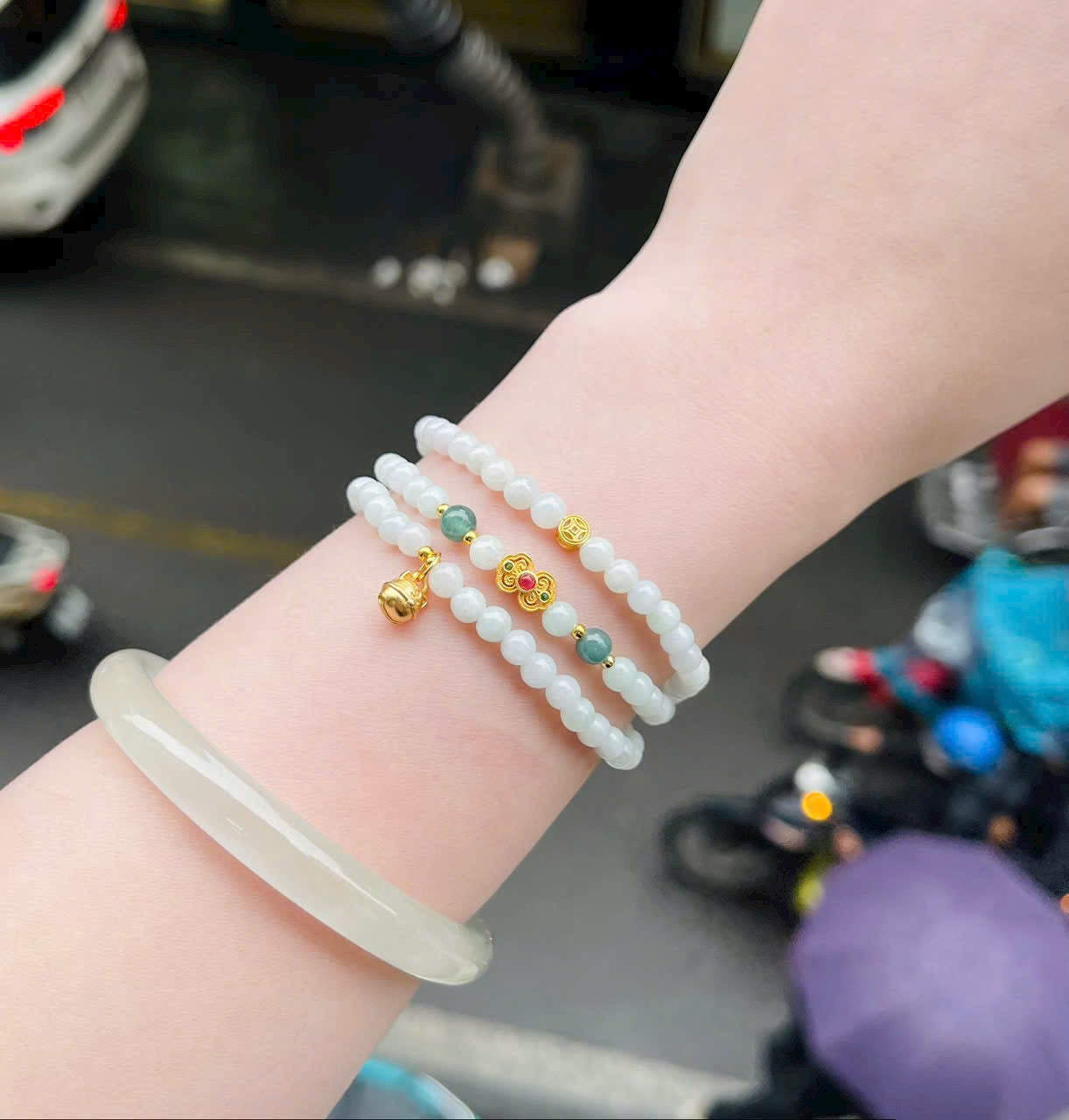 Vòng tay Ngọc Hoà Điền trắng phối charm bạc xi vàng